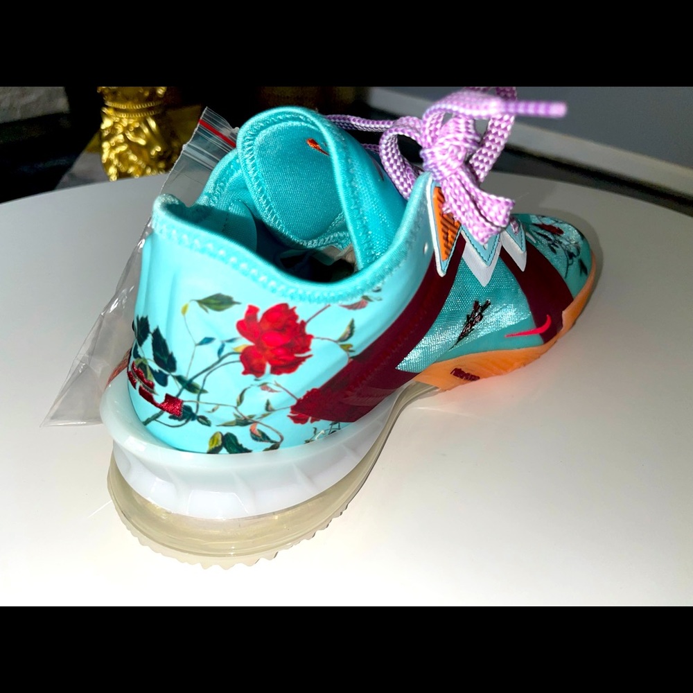 NIKE LEBRON DAUGHTER